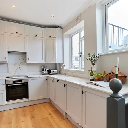 The Earl's Court Space - Modern 2bdr Flat With Terrace + Parking Apartment London