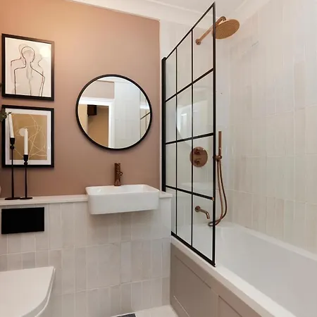 The Earl's Court Space - Modern 2bdr Flat With Terrace + Parking London