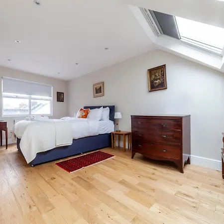 Stylish 3 Bdr Wfree Parking And Garden *