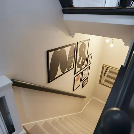 The Earl's Court Space - Modern 2bdr Flat With Terrace + Parking Apartment London