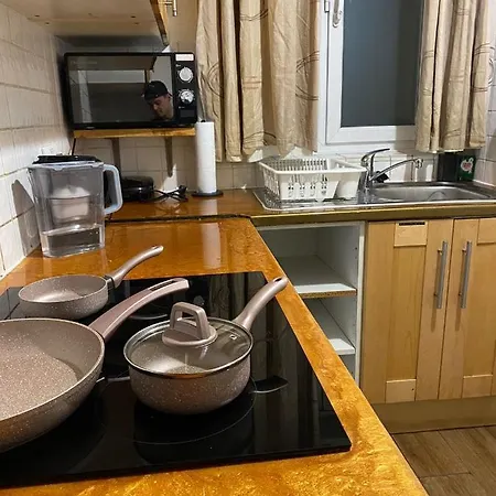 Huge And Affordable 3 Bedroom Flat In Hammersmith For 7 People With Welcome Breakfast