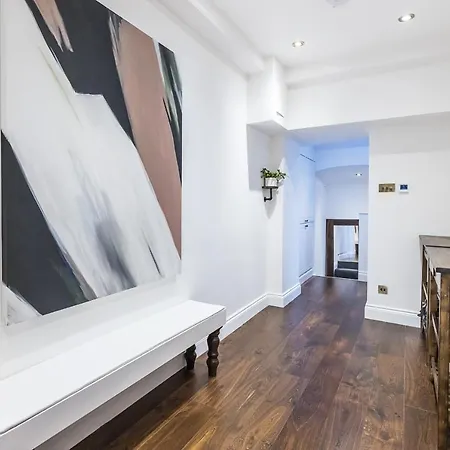 Kensington Luxurious Three Bedroom Apartment