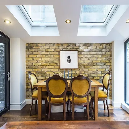 Kensington Luxurious Three Bedroom *