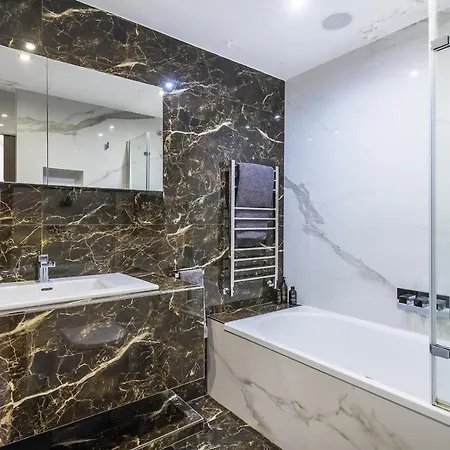 Kensington Luxurious Three Bedroom Apartment *