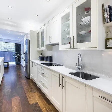Kensington Luxurious Three Bedroom Apartment London