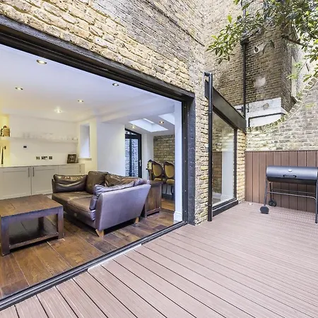 Kensington Luxurious Three Bedroom London