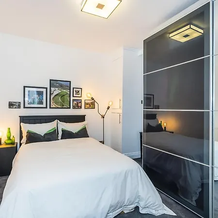 Kensington Luxurious Three Bedroom London
