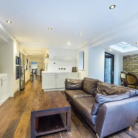 Kensington Luxurious Three Bedroom Apartment *