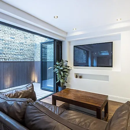Kensington Luxurious Three Bedroom Apartment London