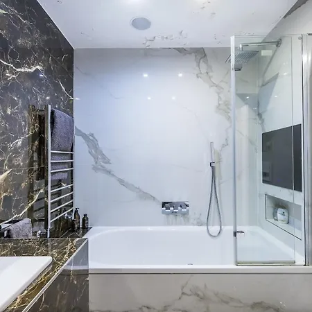 Kensington Luxurious Three Bedroom *