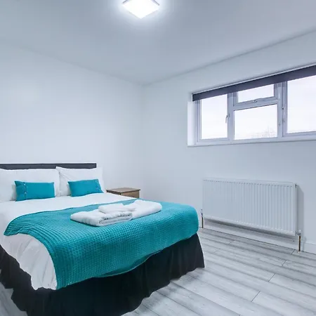 Crossville Homes - 7 Bed House, 3 Baths, 3 Parking Villa Navestock