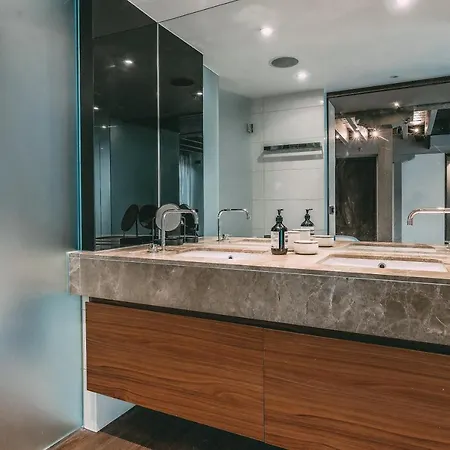 Immaculate 2-bed Loft In Apartment London