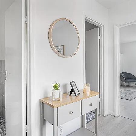 Stylish Pad Near Heathrow Airport *