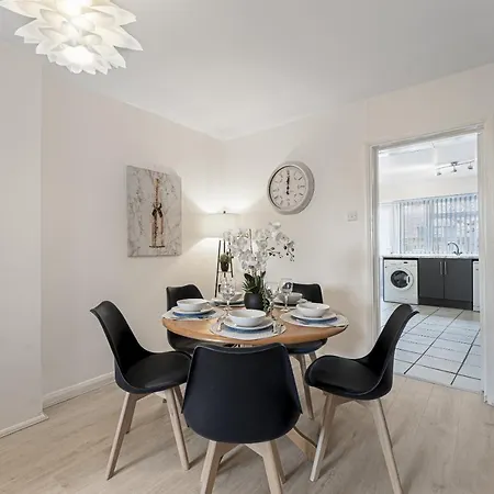 Stylish Pad Near Heathrow Airport *