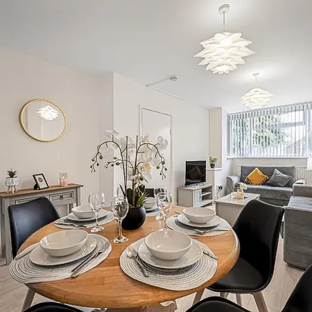 Stylish Pad Near Heathrow Airport *