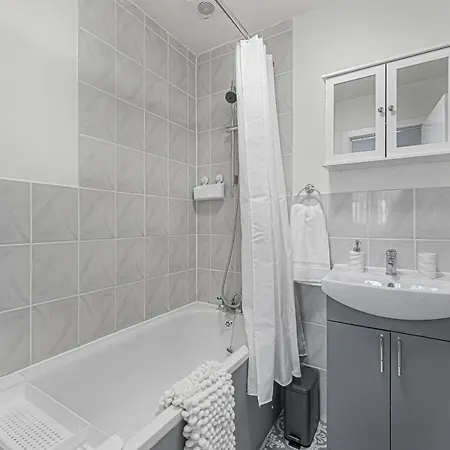 Stylish Pad Near Heathrow Airport * West Drayton (Middlesex)