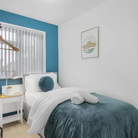 Stylish Pad Near Heathrow Airport Holiday home *