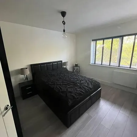 1-bed W/ Electric Fireplace * London