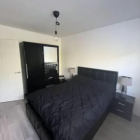 Apartment 1-bed W/ Electric Fireplace *