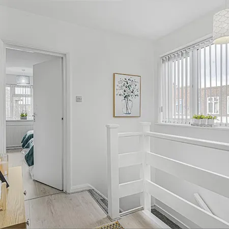 Stylish Pad Near Heathrow Airport Holiday home