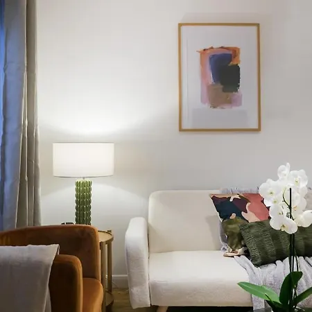 Perfectly Located 1 Bed Above Tube Station