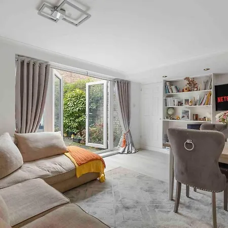 Little Venice Garden Apartment