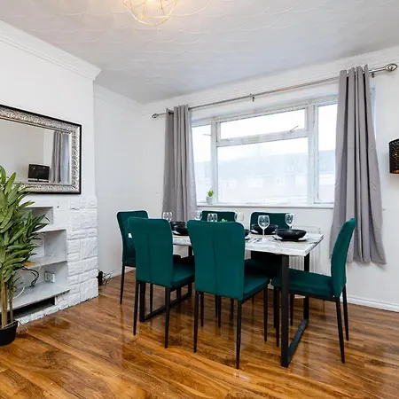 3 Bed Gorgeous House Abbeywood Holiday home Abbey Wood