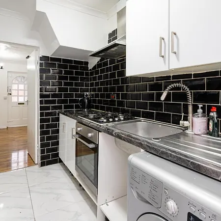 3 Bed Gorgeous House Abbeywood *