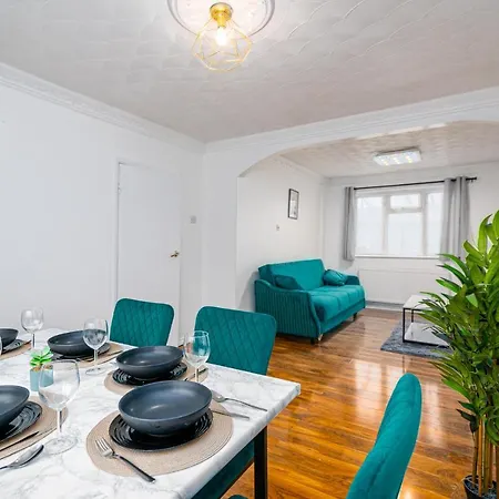 3 Bed Gorgeous House Abbeywood Holiday home *
