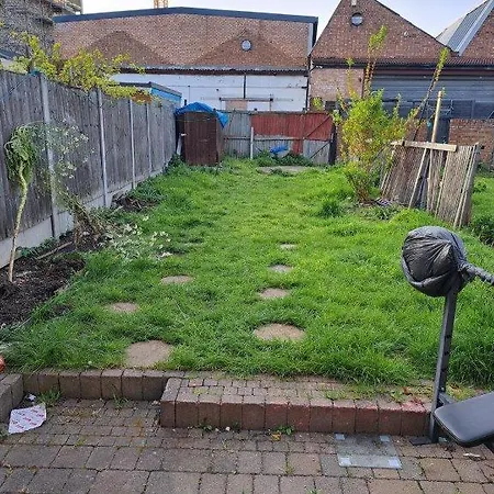 Homestay Single Near Seven Kings Train Station London