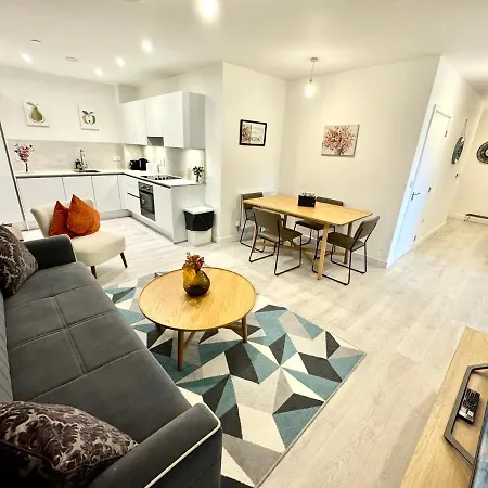 3bedroom, 2bathroom, Balcony,luxury Flat Westfield * London