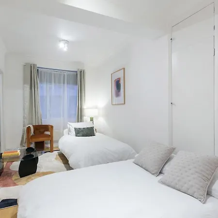 Perfectly Located 1 Bed Above Tube Station Appartement Londres