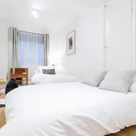 Apartment Perfectly Located 1 Bed Above Tube Station *