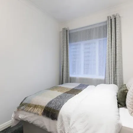 Perfectly Located 1 Bed Above Tube Station *