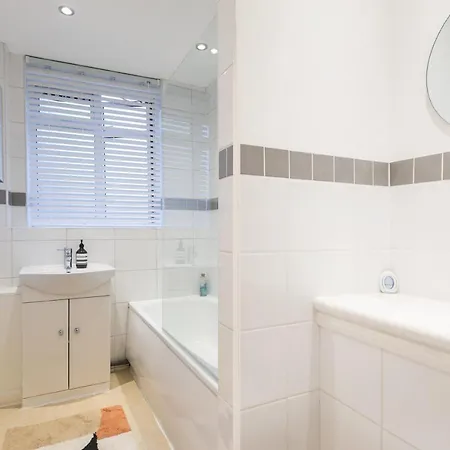 Perfectly Located 1 Bed Above Tube Station * London