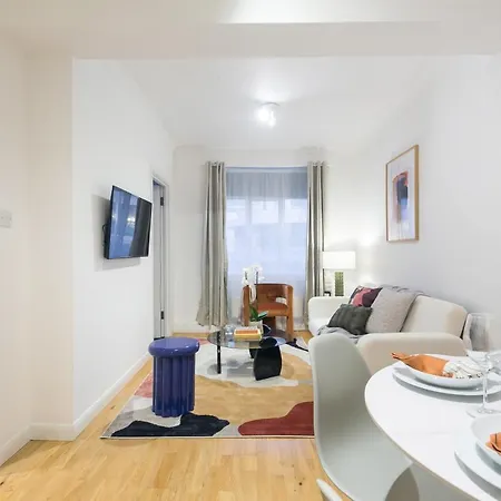 Perfectly Located 1 Bed Above Tube Station Apartment