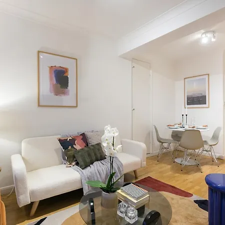 Perfectly Located 1 Bed Above Tube Station Appartement