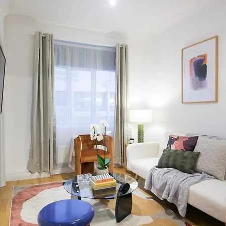 Perfectly Located 1 Bed Above Tube Station Appartement