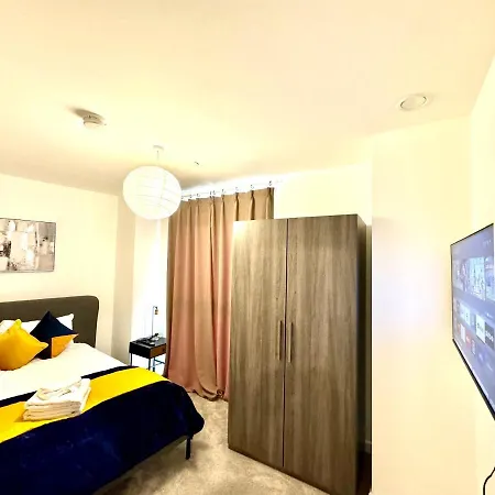 3bedroom, 2bathroom, Balcony,luxury Flat Westfield Apartment London