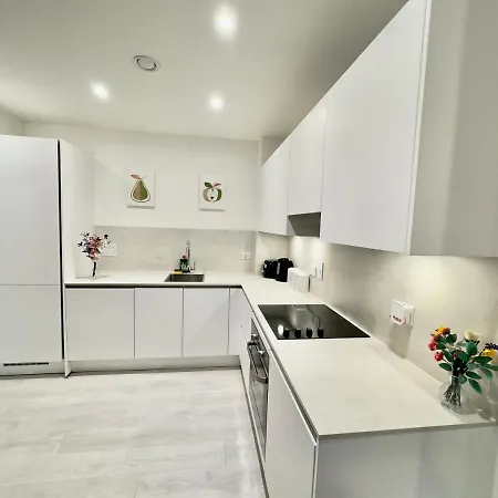 3bedroom, 2bathroom, Balcony,luxury Flat Westfield Apartment *