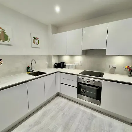 Apartment 3bedroom, 2bathroom, Balcony,luxury Flat Westfield *