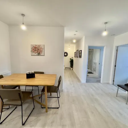 3bedroom, 2bathroom, Balcony,luxury Flat Westfield Apartment *