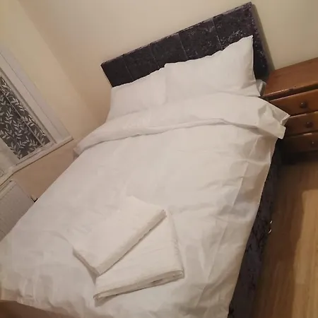 Single Near Seven Kings Train Station Homestay *
