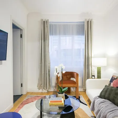 Apartment Perfectly Located 1 Bed Above Tube Station *
