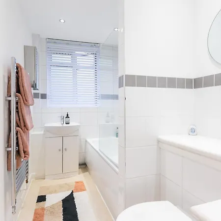 Perfectly Located 1 Bed Above Tube Station Apartment *