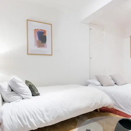 Perfectly Located 1 Bed Above Tube Station Appartement