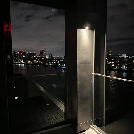 2 Bed 2 Bath - Amazing Views Of And River Thames Apartment London