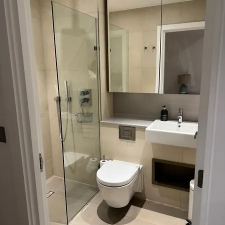 2 Bed 2 Bath - Amazing Views Of And River Thames * London