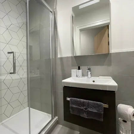 Apartment Aeropartment & Aerotel, London Heathrow Airport, Terminal 4, Ev Stations & Cheap Parking On Site! *
