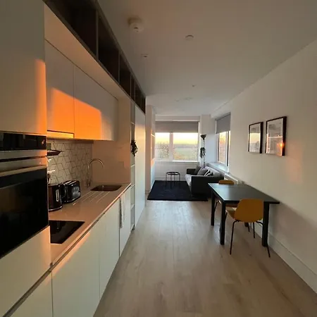 Aeropartment & Aerotel, London Heathrow Airport, Terminal 4, Ev Stations & Cheap Parking On Site! Apartment *
